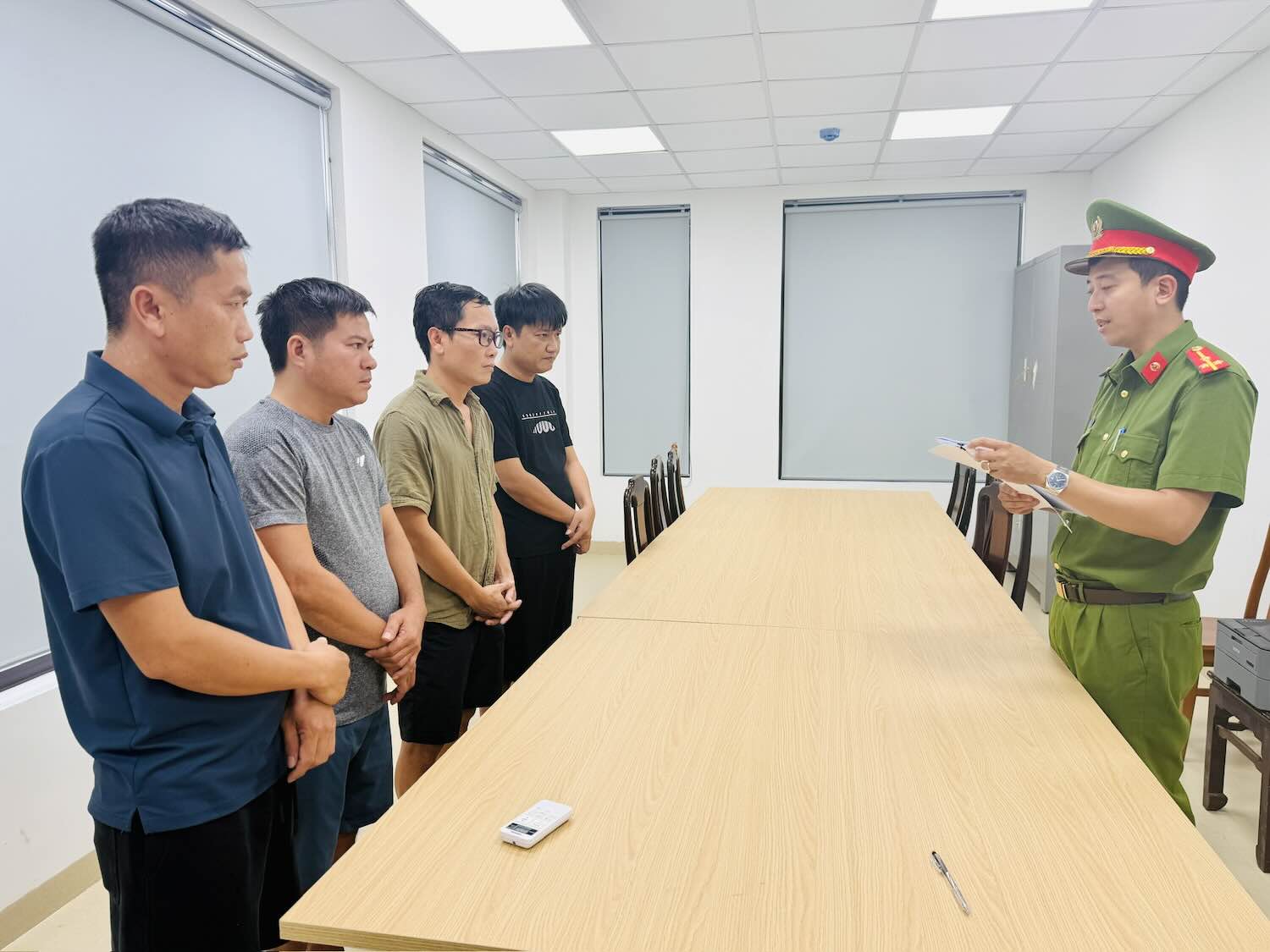 Các đối tượng đánh bạc bị khởi tố. Ảnh: Công an TP Huế cung cấp.