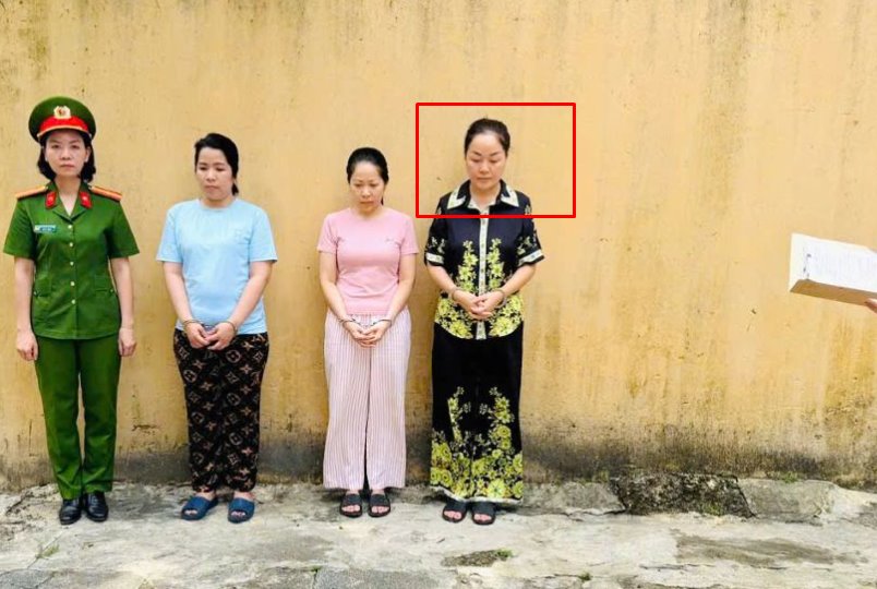 Prosecution against Tran Tien Nhu Nghi (person wearing a blue shirt); Nguyen Thi Lien (wearing a pink shirt - owner of Ngoc Tam gold shop) and Hoang Thi Thanh Nga (wearing a black shirt with yellow flowers, owner of Ngoc Chau Au gold shop). Photo: Thanh Hoa Police