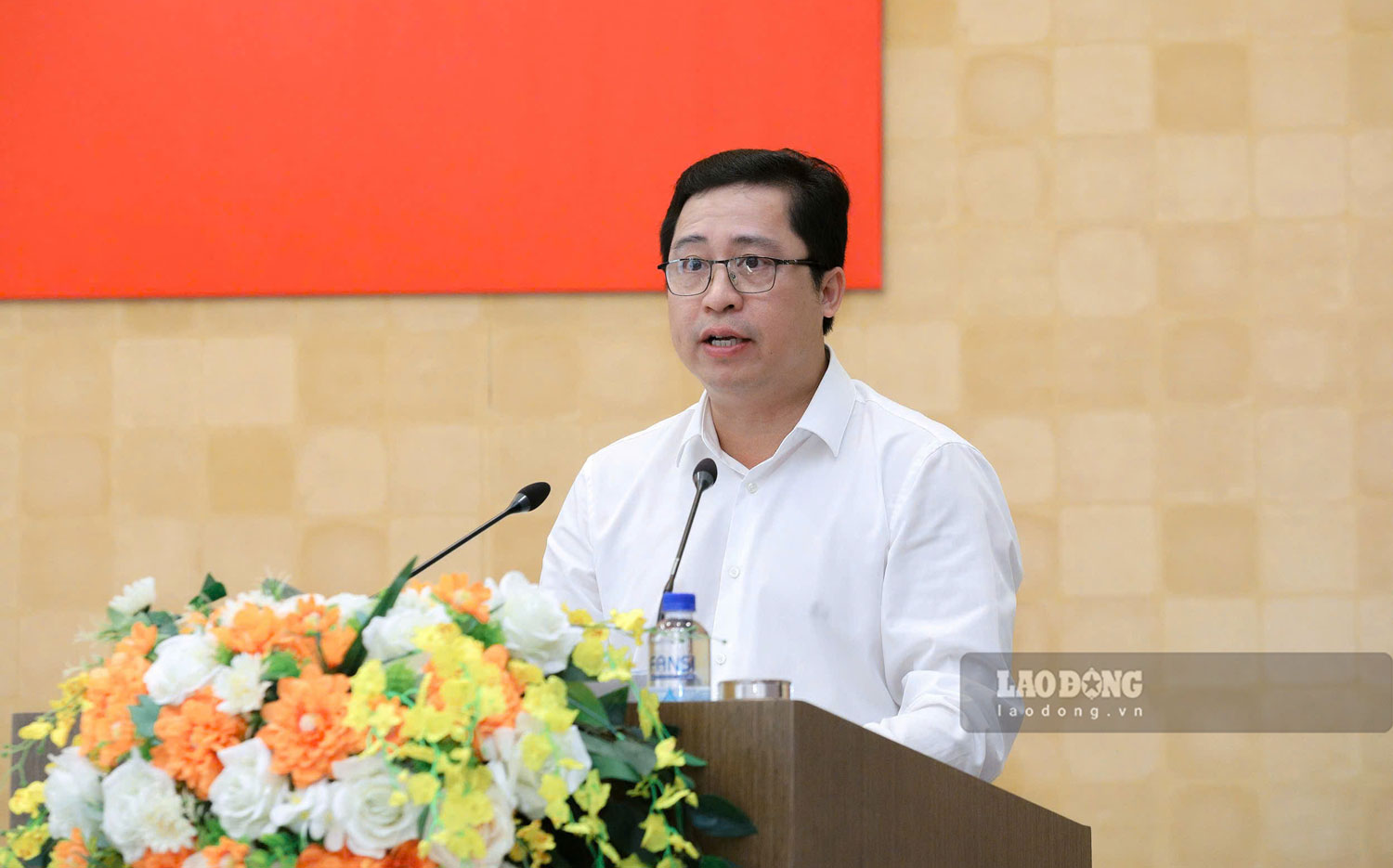 Ông Dương Quốc Huy - Bí thư Tỉnh ủy báo cáo những kết quả nổi bật của tỉnh trong 6 tháng đầu năm 2026. Ảnh: Phan Tuấn 