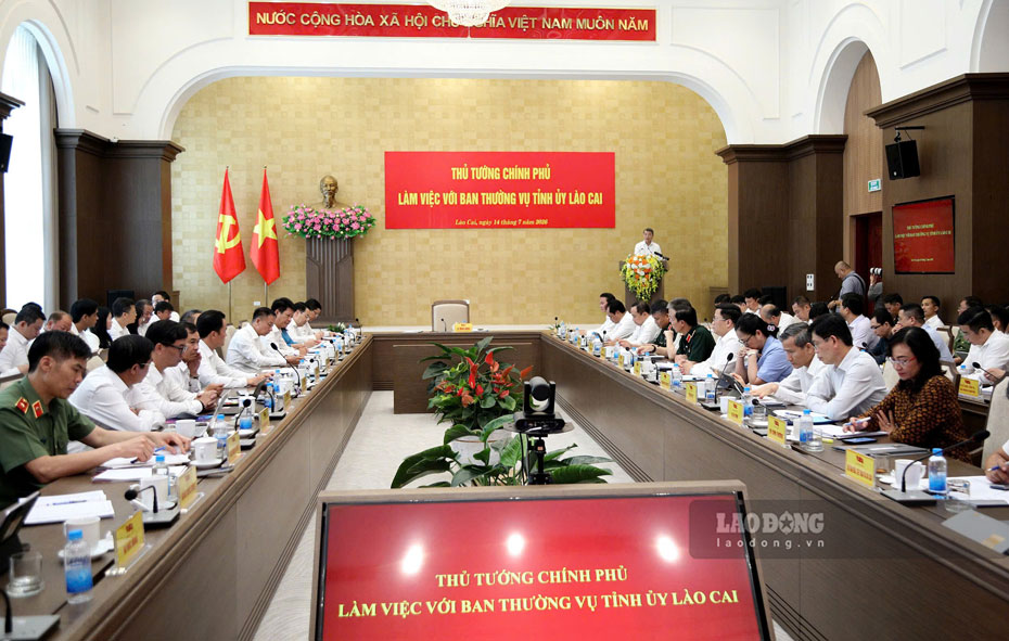 Politburo Member, Prime Minister Le Minh Hung requested Lao Cai to innovate thinking and be decisive in action. Photo: Phan Tuan
