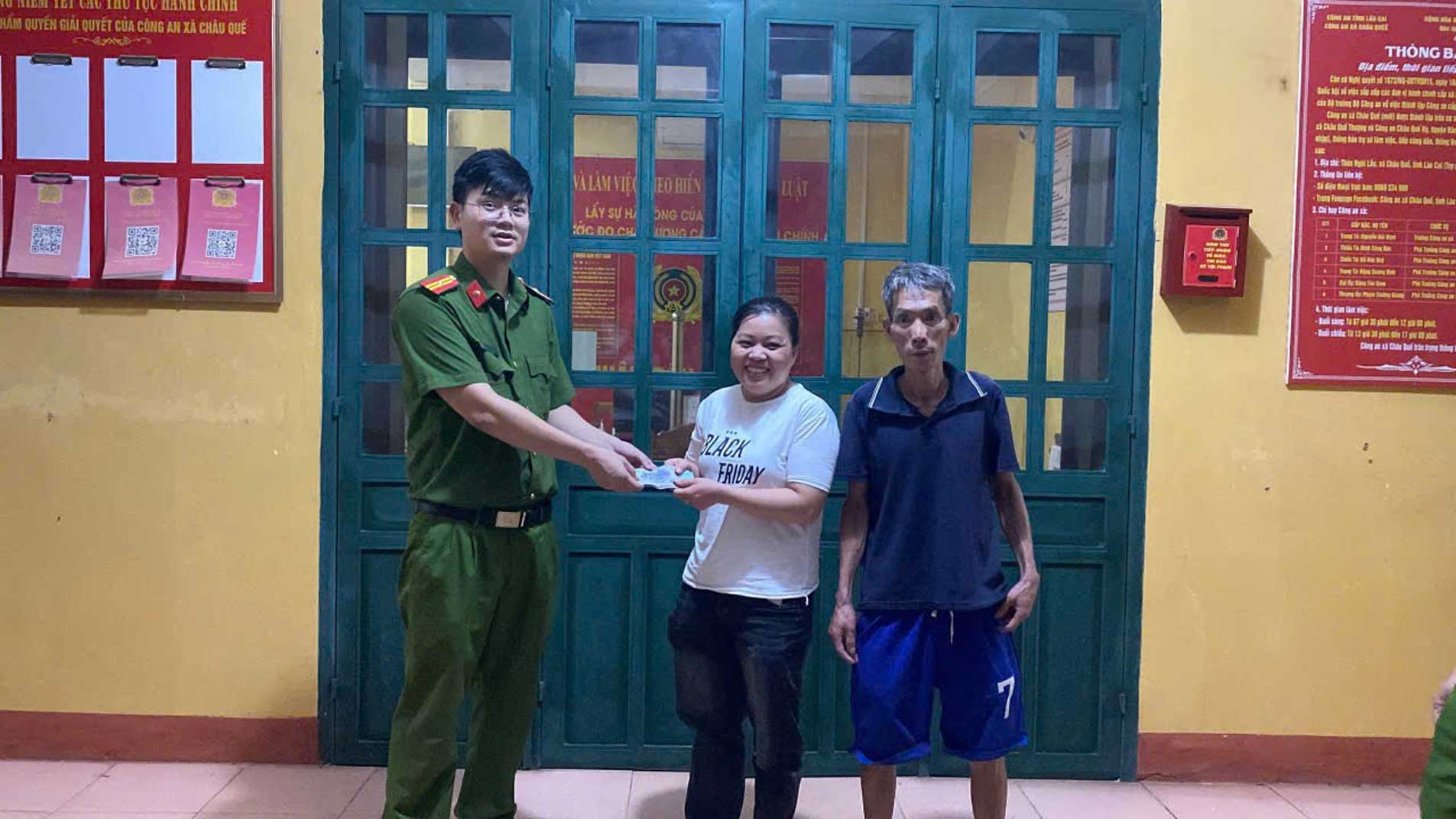 Handing over people and property to families at the Chau Que Commune Police headquarters. Photo: Lao Cai Police