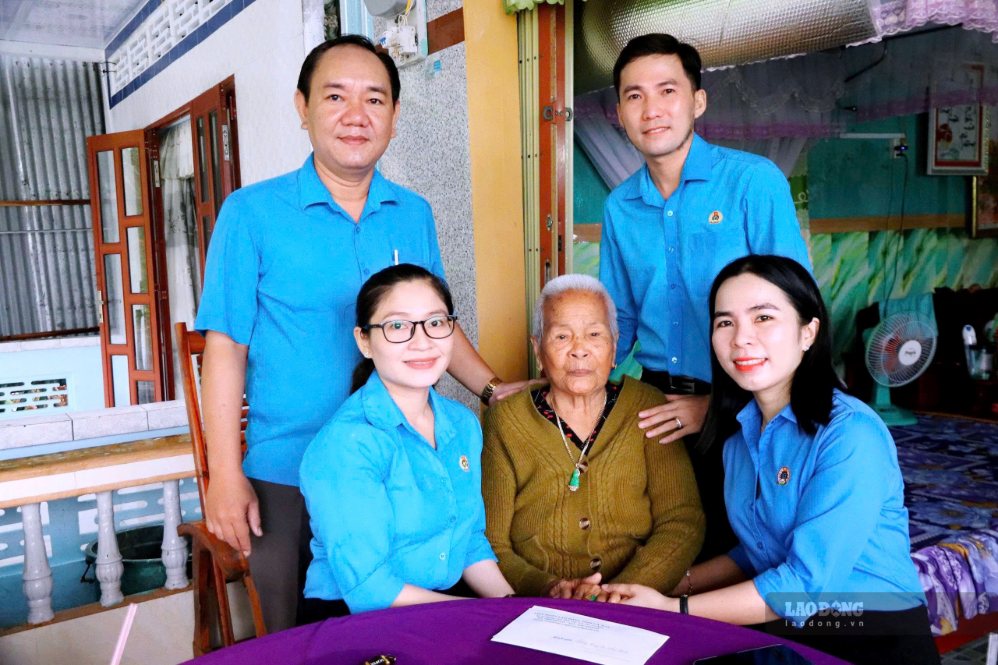 The working delegation of the Ca Mau Provincial Labor Federation talks and inquires about the health of Heroic Vietnamese Mother Le Thi Tuy. Photo: Thieu Vu/Ca Mau Provincial Labor Federation