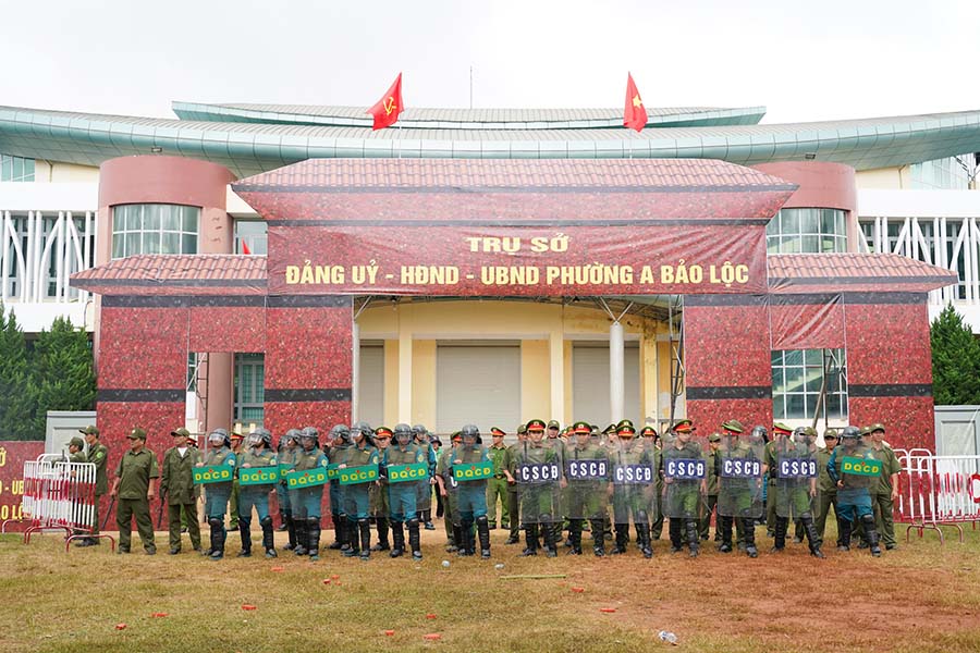 Các lực lượng công an, dân quân tự vệ tham gia diễn tập “DT-26“, nội dung thực binh A2. Ảnh:  Cổng TTĐT tỉnh Lâm Đồng
