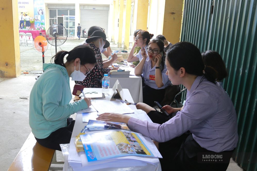 The official base salary increases to 2,530,000 VND/month from July 1. Photo: Luong Hanh