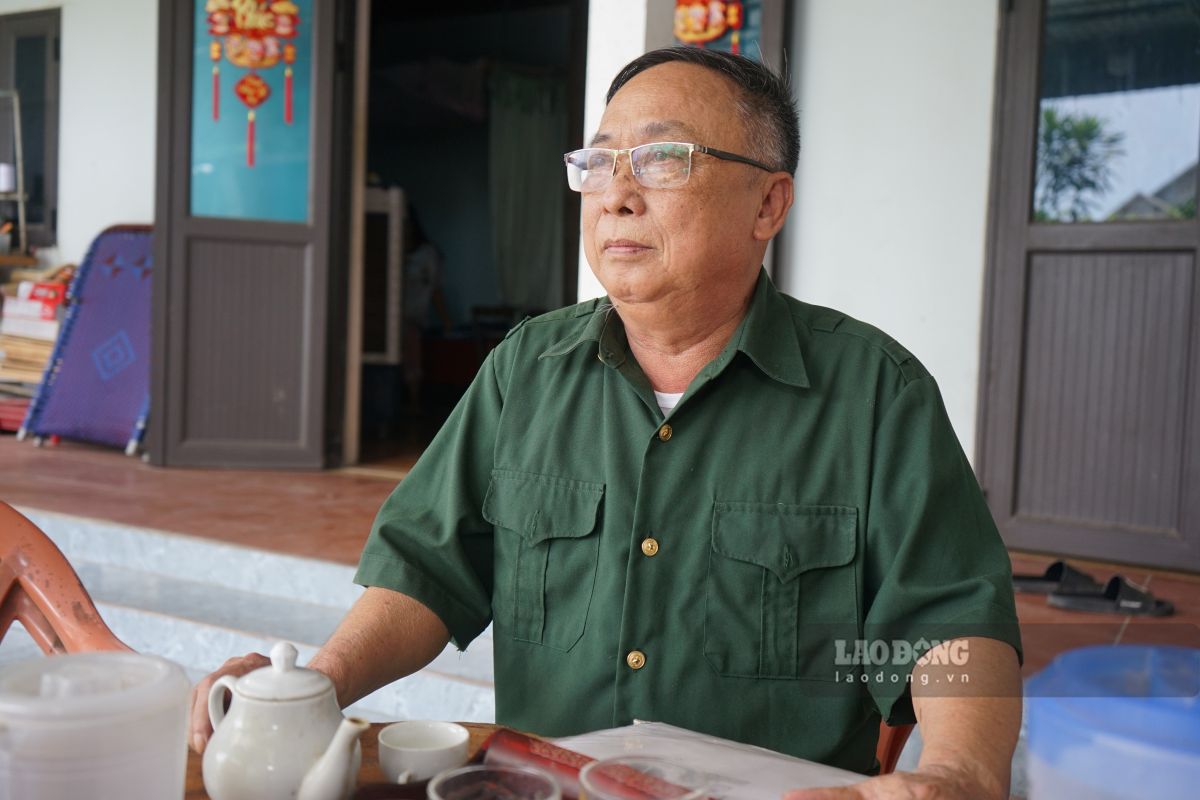 Ông Hà Văn Dũng chia sẻ về cuộc sống và mô hình nuôi ong của gia đình. Ảnh: Quách Du