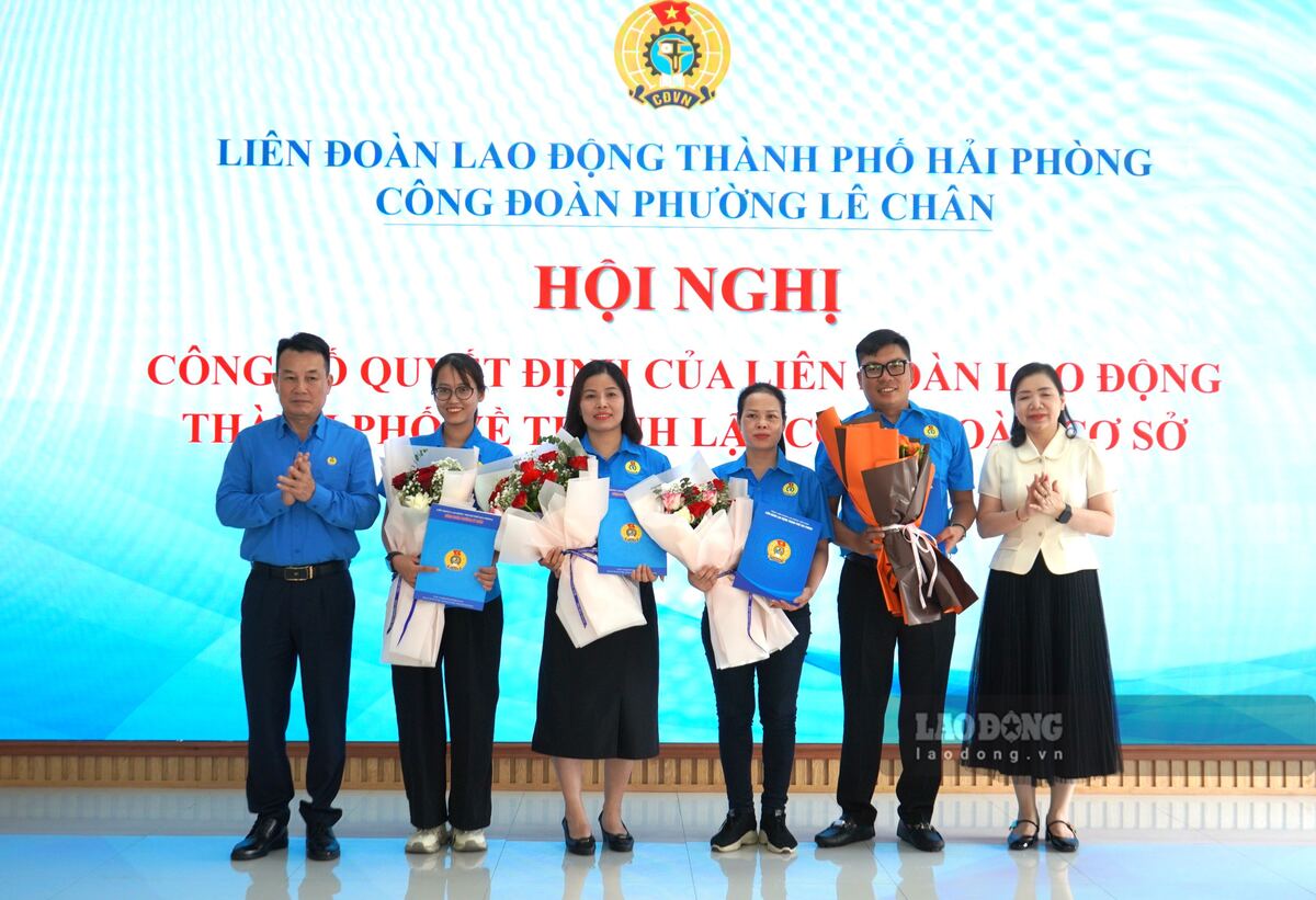 Representatives of the leadership of Hai Phong City Labor Federation present the decision to establish a grassroots trade union. Photo: Mai Dung