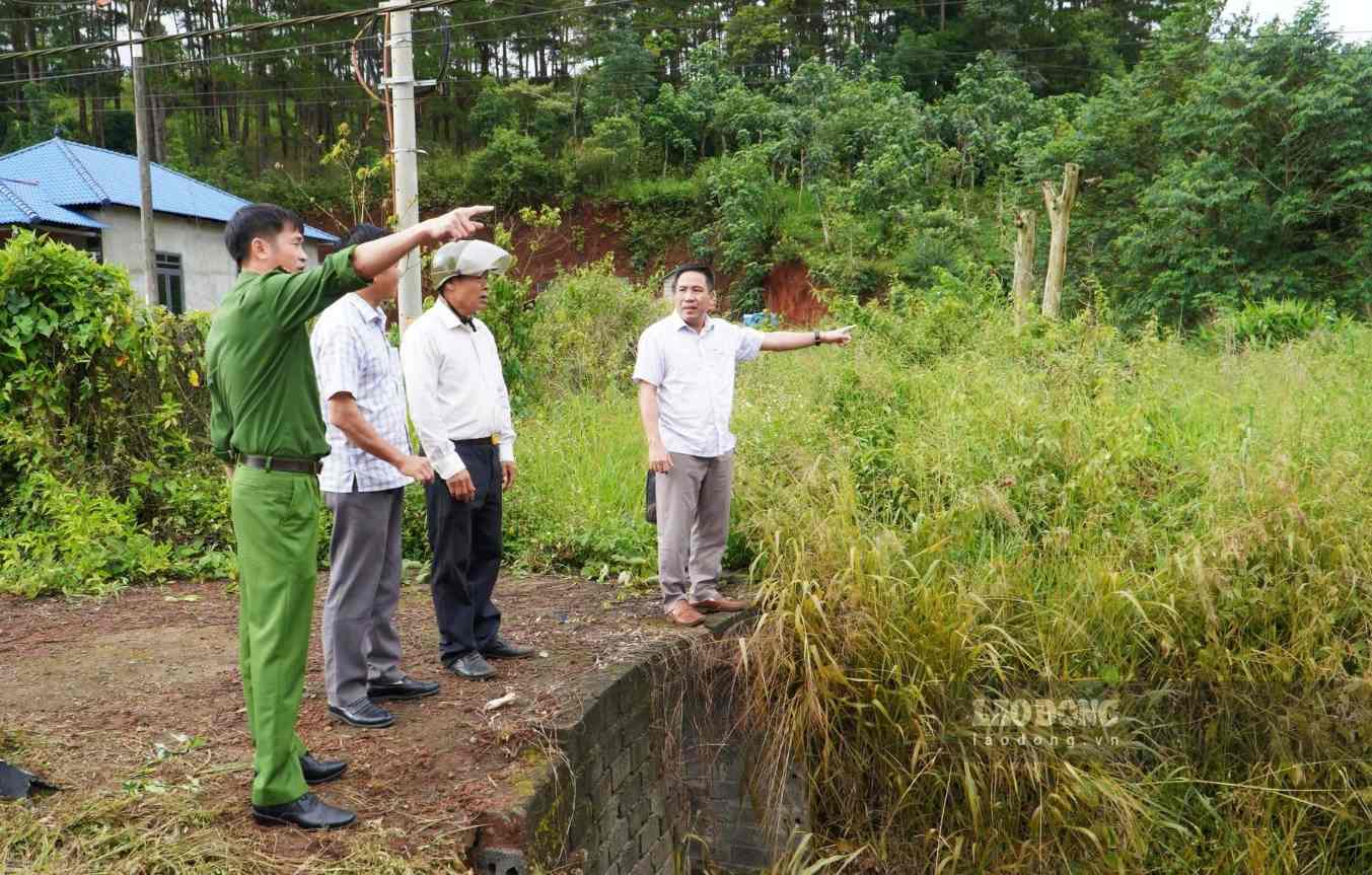Cơ quan chức năng kiểm tra vụ lật xe bồn khiến axit phát tán ra môi trường tại xã Trường Xuân. Ảnh: Thần Hy
