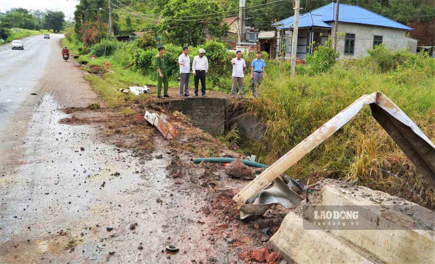 Scene of the tanker truck overturning causing acid to be released into the environment. Photo: Than Hy