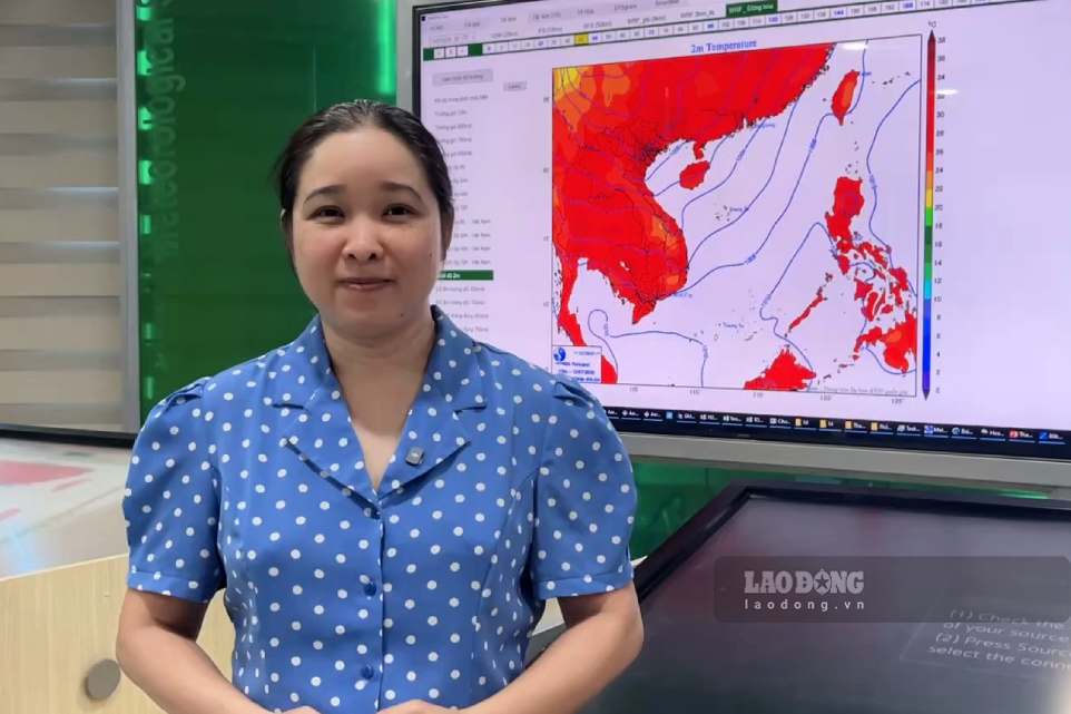 Bà Nghiêm Thị Ngọc Linh cung cấp thông tin dự báo diễn biến nắng nóng. Ảnh: Quỳnh Hương
