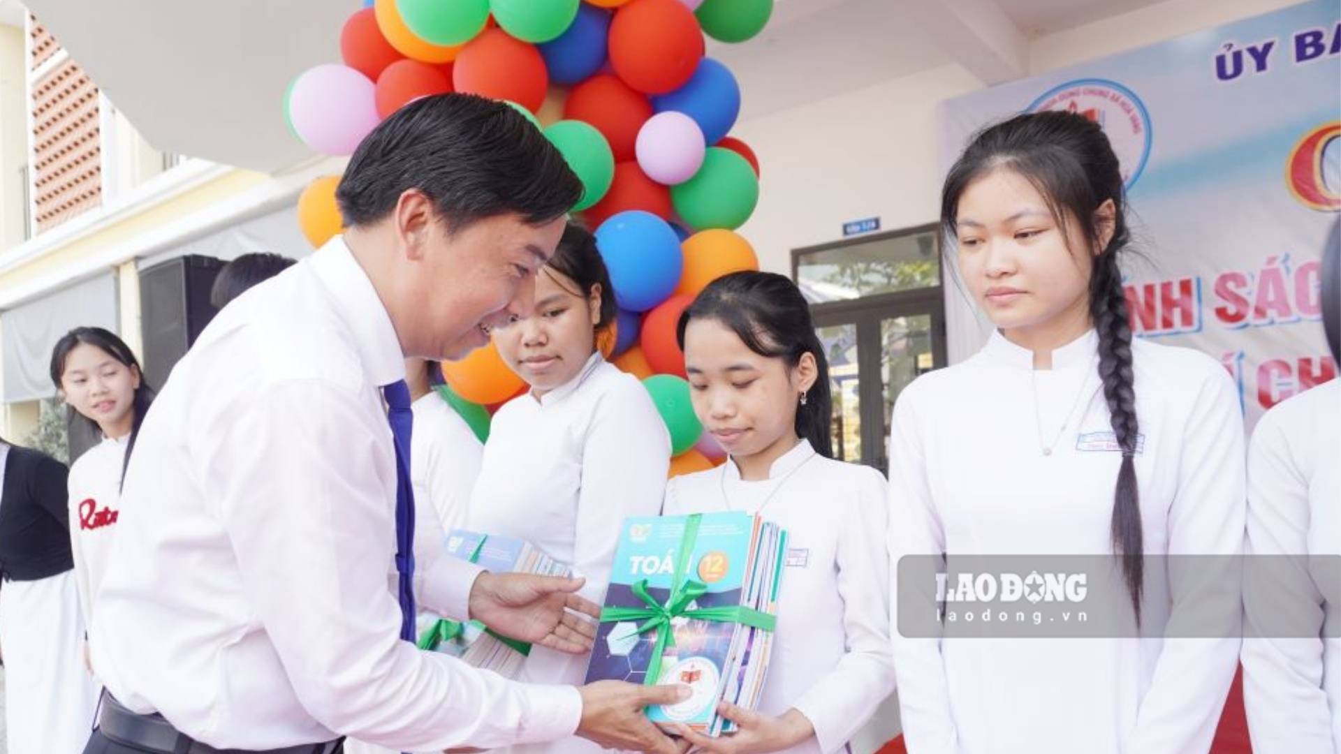 Hoa Vang Commune People's Committee presents free books to students. Photo: Tran Thi