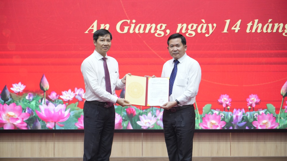 Ủy viên Trung ương Đảng, Phó trưởng Ban Tổ chức Trung ương Nguyễn Thành Tâm trao quyết định của Ban Bí thư về việc điều động, chỉ định Trung tướng Đinh Văn Nơi tham gia Ban Chấp hành, Ban Thường vụ Tỉnh ủy, giữ chức Phó Bí thư Tỉnh ủy An Giang nhiệm kỳ 2025 - 2030 và phân công kiêm giữ chức Bí thư Đảng ủy đặc khu Phú Quốc nhiệm kỳ 2025 - 2030. Ảnh: Lê Tây