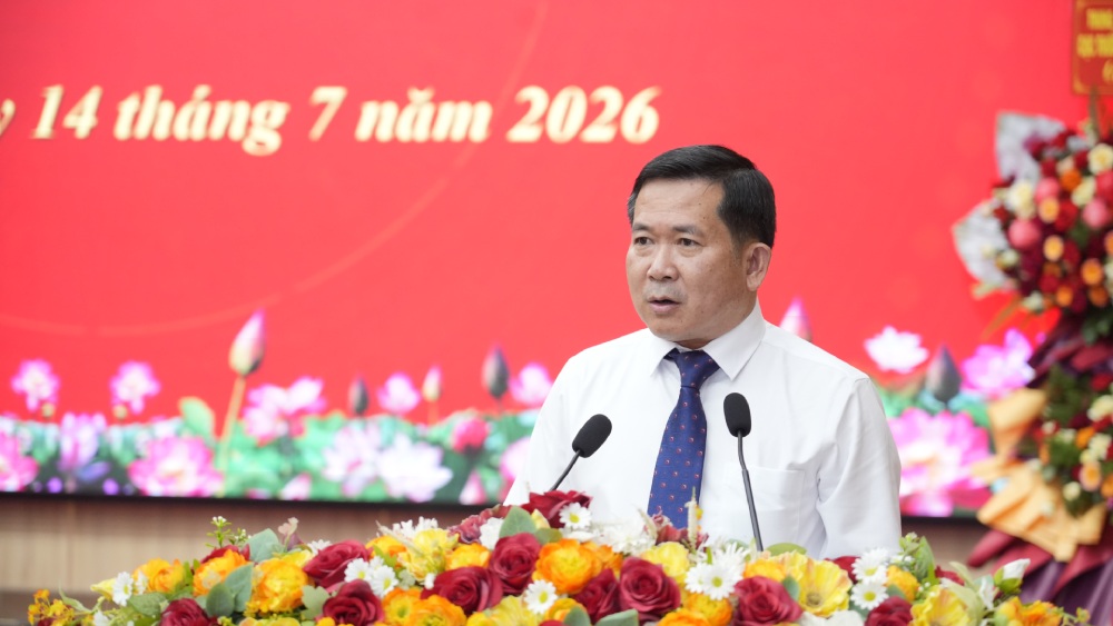 El teniente general Dinh Van Noi fue trasladado para ocupar el cargo de Vicesecretario del Comité del Partido Provincial de An Giang, y también Secretario del Comité del Partido de la Zona Económica Especial de Phu Quoc. Foto: Le Tay