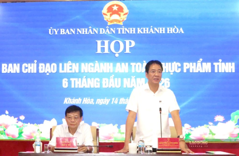 ông Nguyễn Long Biên - Phó Chủ tịch Thường trực UBND tỉnh Khánh Hòa, Trưởng Ban Chỉ đạo liên ngành ATTP yêu cầu xử phạt nặng các cơ sở vi phạm, tái phạm. Ảnh: Phương Linh