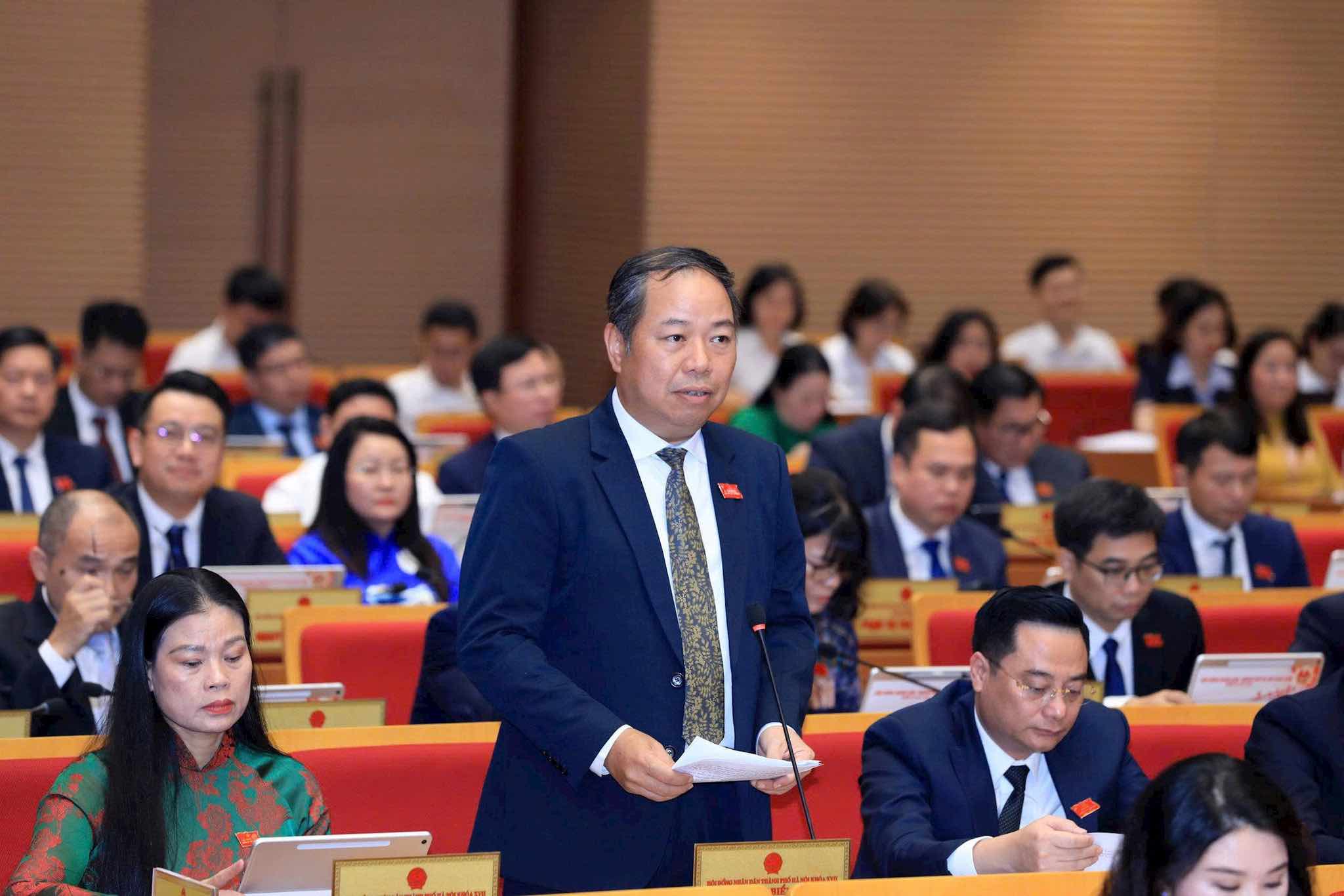 Delegate Tran Tho Hien speaks during the discussion. Photo: Hanoi City People's Council