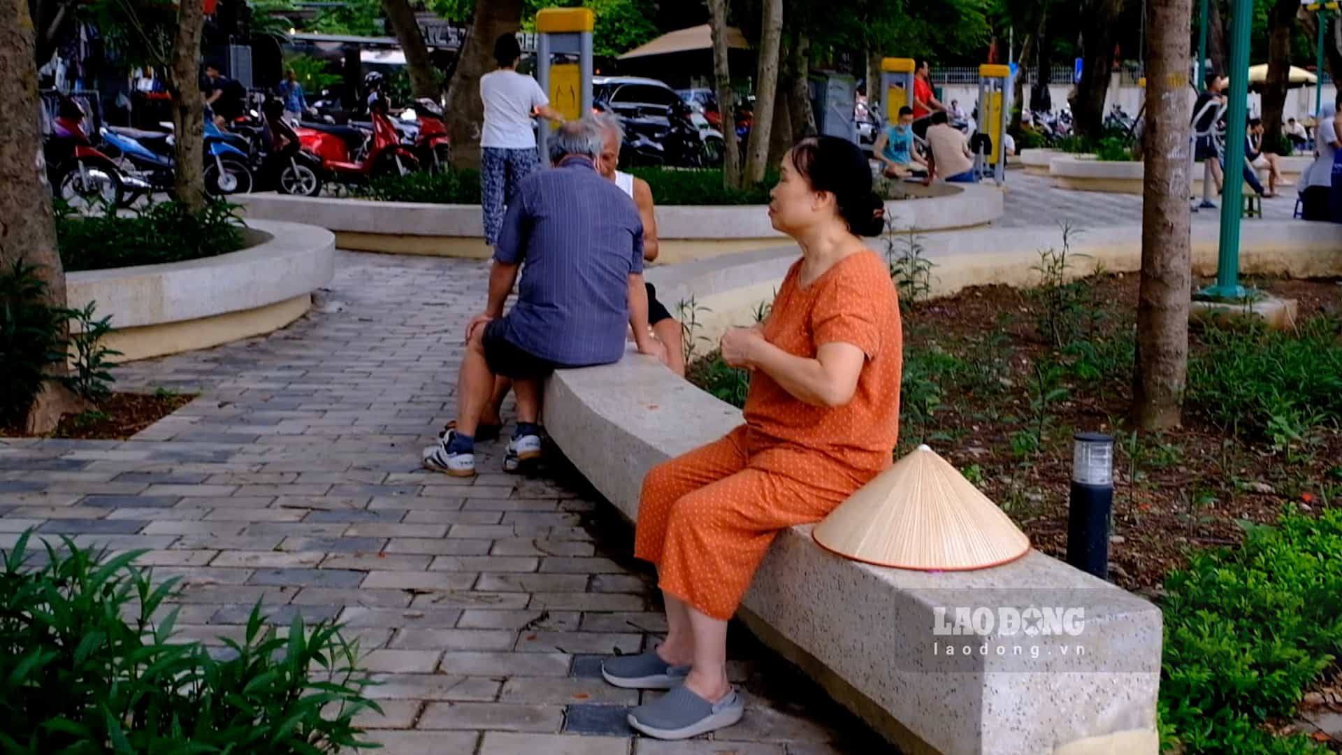 Maintaining a reasonable diet and lifestyle helps the elderly adapt to summer weather. Photo: Thai Trang