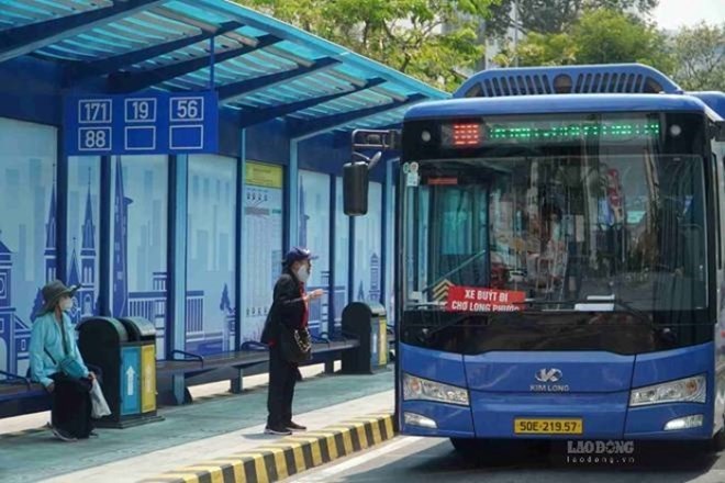 Passengers catch a bus in the center of Ho Chi Minh City. Photo: Anh Tu