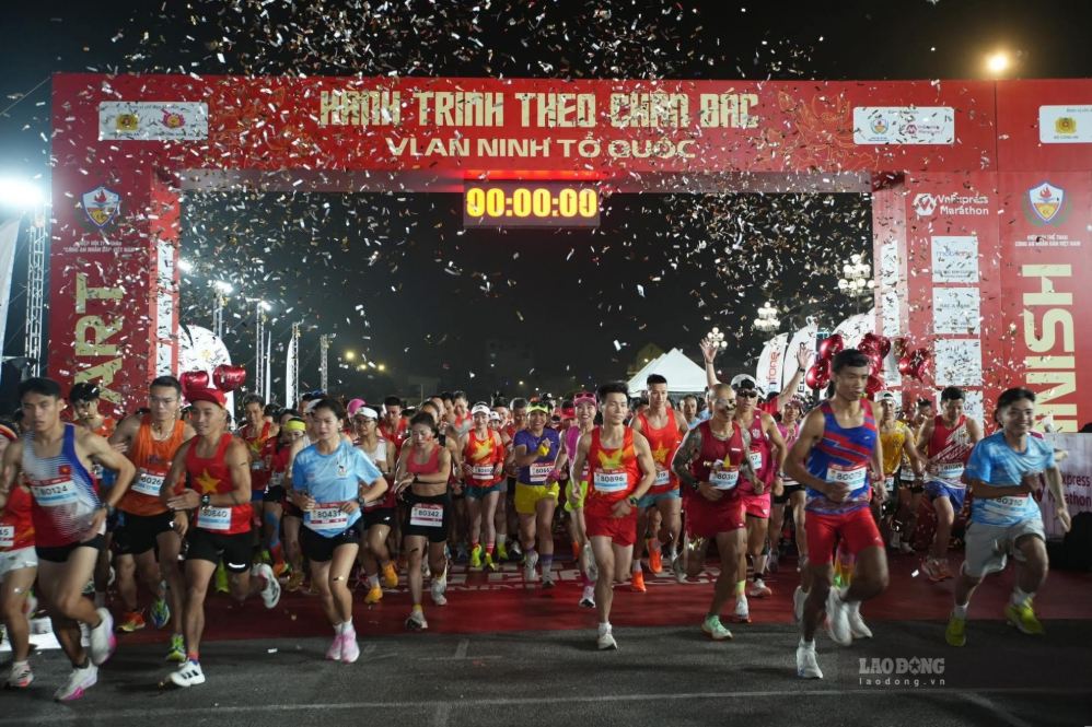 Khách du lịch tham gia chạy marathon ven biển Lâm Đồng. Ảnh: Duy Tuấn