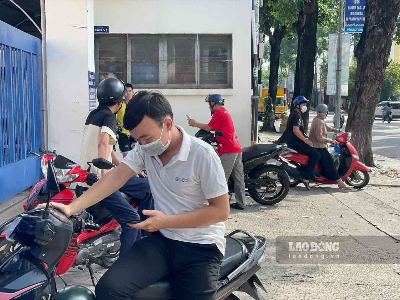 Phụ huynh, học sinh đến nộp hồ sơ xét tuyển Theo ghi nhận, ở các Trung tâm GDTX khu vực Thuận An, Dĩ An, Tân Uyên, Bến Cát cũng trong tình trạng tương tự. Số lượng hồ sơ đăng ký xét tuyển cao thường cao gấp đôi chỉ tiêu tuyển sinh. Việc này khiến các phụ huynh tiếp tục lo lắng về cơ hội học tập của con em. Hiện các cơ sở giáo dục này cũng đang có văn bản xin ý kiến chỉ đạo của Sở GĐ&ĐT TPHCM.