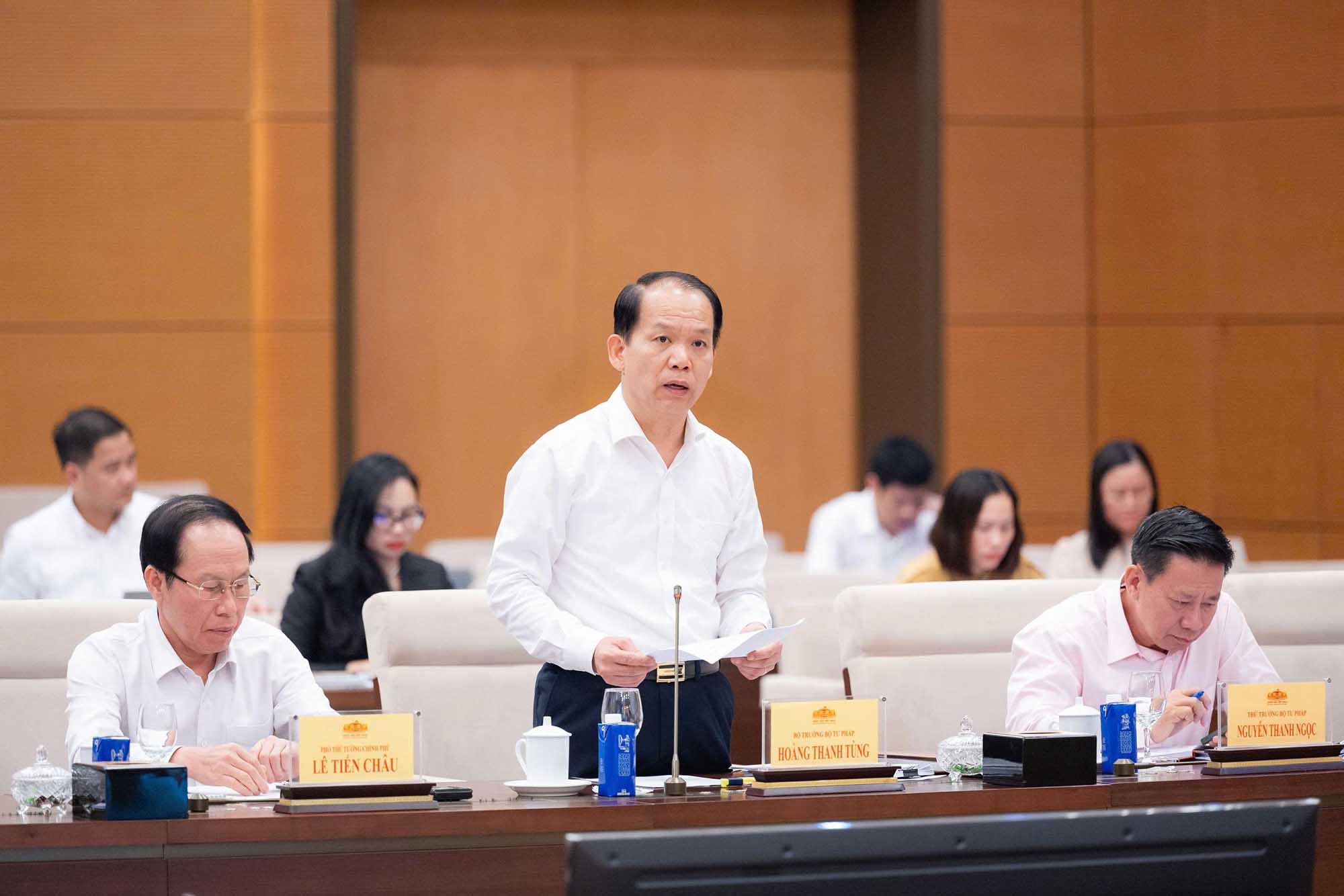 Member of the Party Central Committee, Minister of Justice Hoang Thanh Tung said that the draft amended and supplemented law stipulates the dissemination and education of laws through the application of digital technology, social networks, and artificial intelligence. Photo: Quochoi. vn
