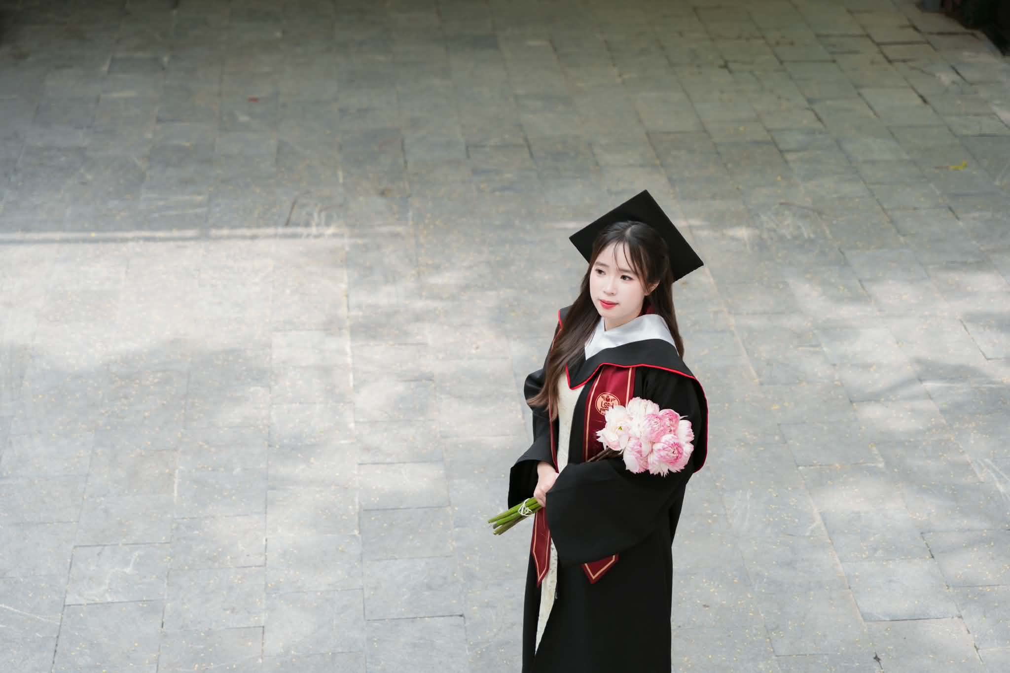 Chụp pre-graduation giúp bạn Hải Ly chủ động thời gian, dễ lựa chọn bối cảnh và lưu lại những khoảnh khắc đẹp trước lễ tốt nghiệp. Dù phải bỏ thêm nhiều khoản chi, nữ sinh cho rằng đây là khoản đầu tư “đáng từng đồng” khi nhận lại bộ ảnh ưng ý. Ảnh: NVCC.