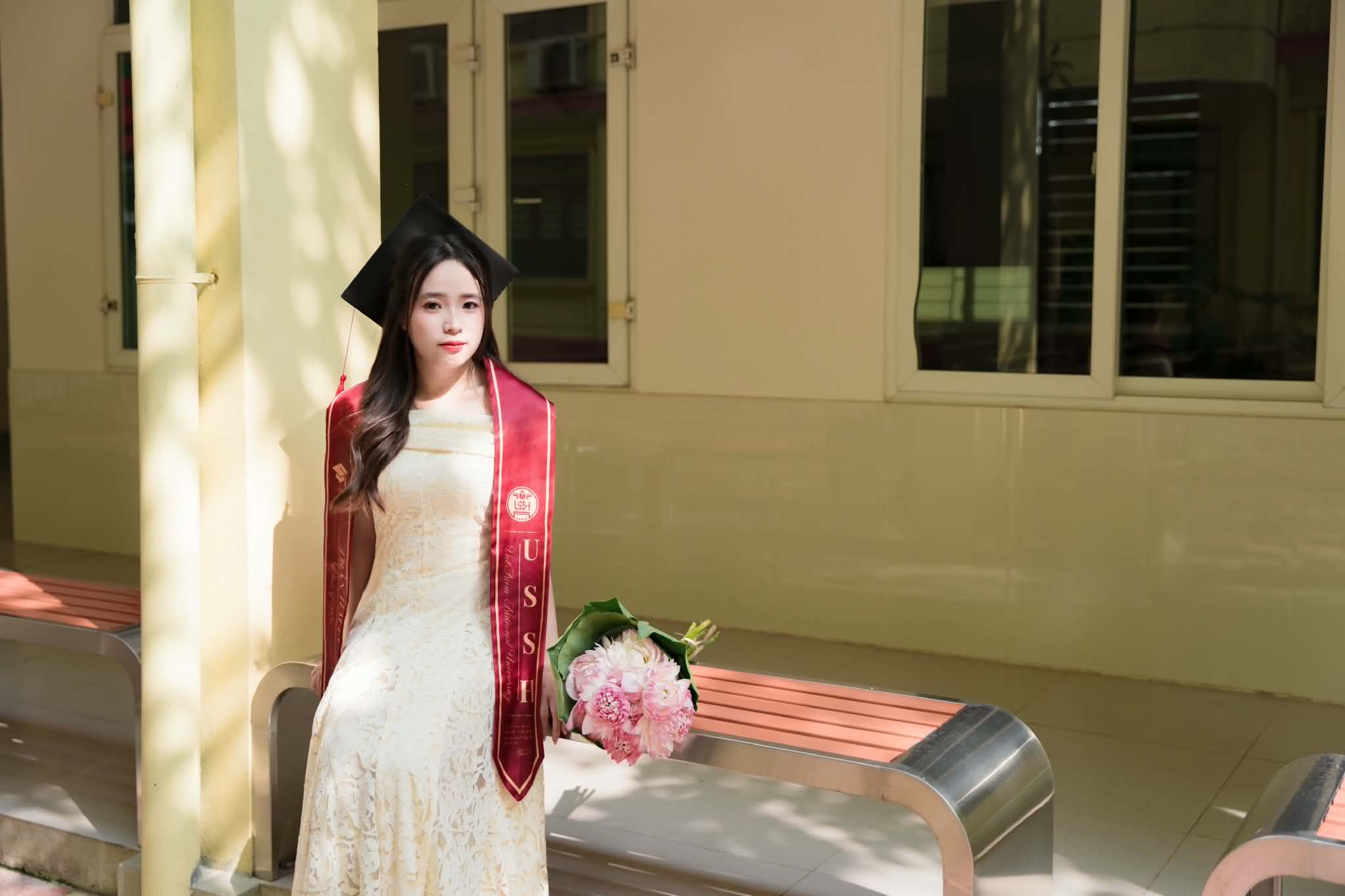 The trend of taking photos before graduation is booming, students are willing to spend millions of VND. Photo: NVCC