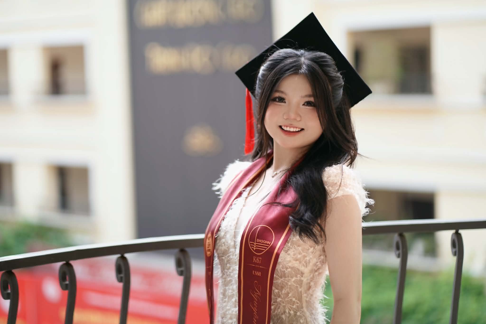 Để thực hiện được bộ ảnh pre-graduation, bạn Mai Khanh vẫn lựa chọn mặc trang phục, phụ kiện chỉn chu và thuê thợ ảnh tương tự như ngày tốt nghiệp chính thức. Ảnh: NVCC