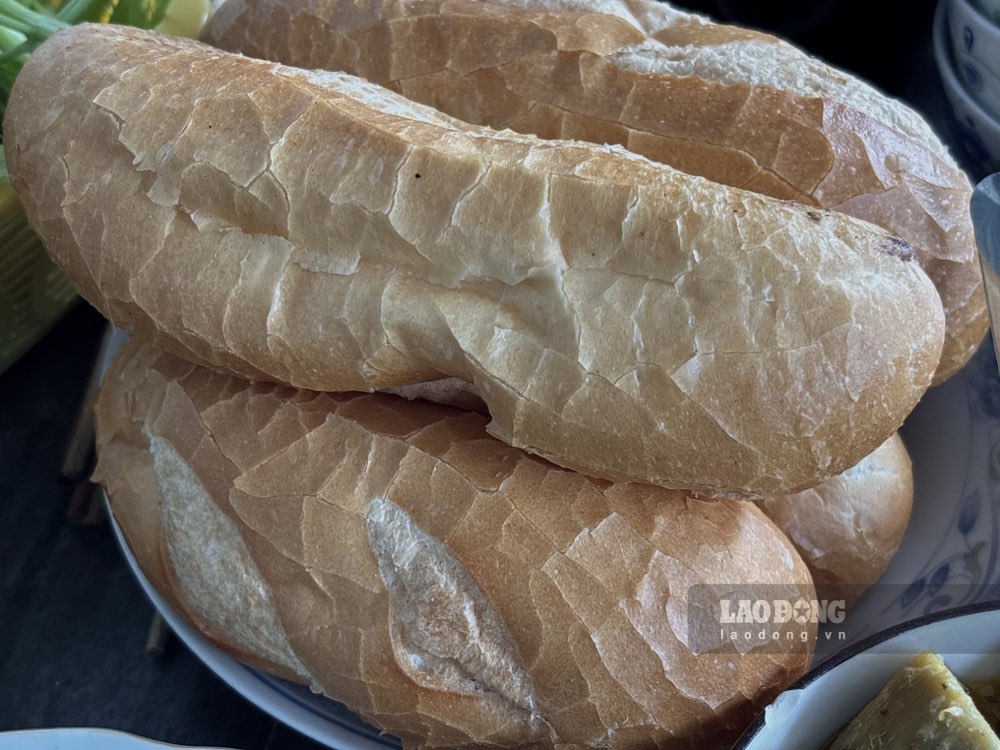 Múc cà ri vịt ra tô lớn, rắc đậu phộng lên, dọn và ăn kèm bún tươi hoặc vài ổ bánh mì. Một số người còn chuẩn bị chén muối ớt chanh để chấm vịt.