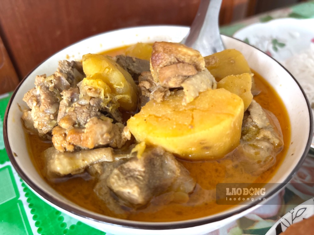 Western duck curry is fatty, rich, fragrant and delicious. Photo: Han Lam.