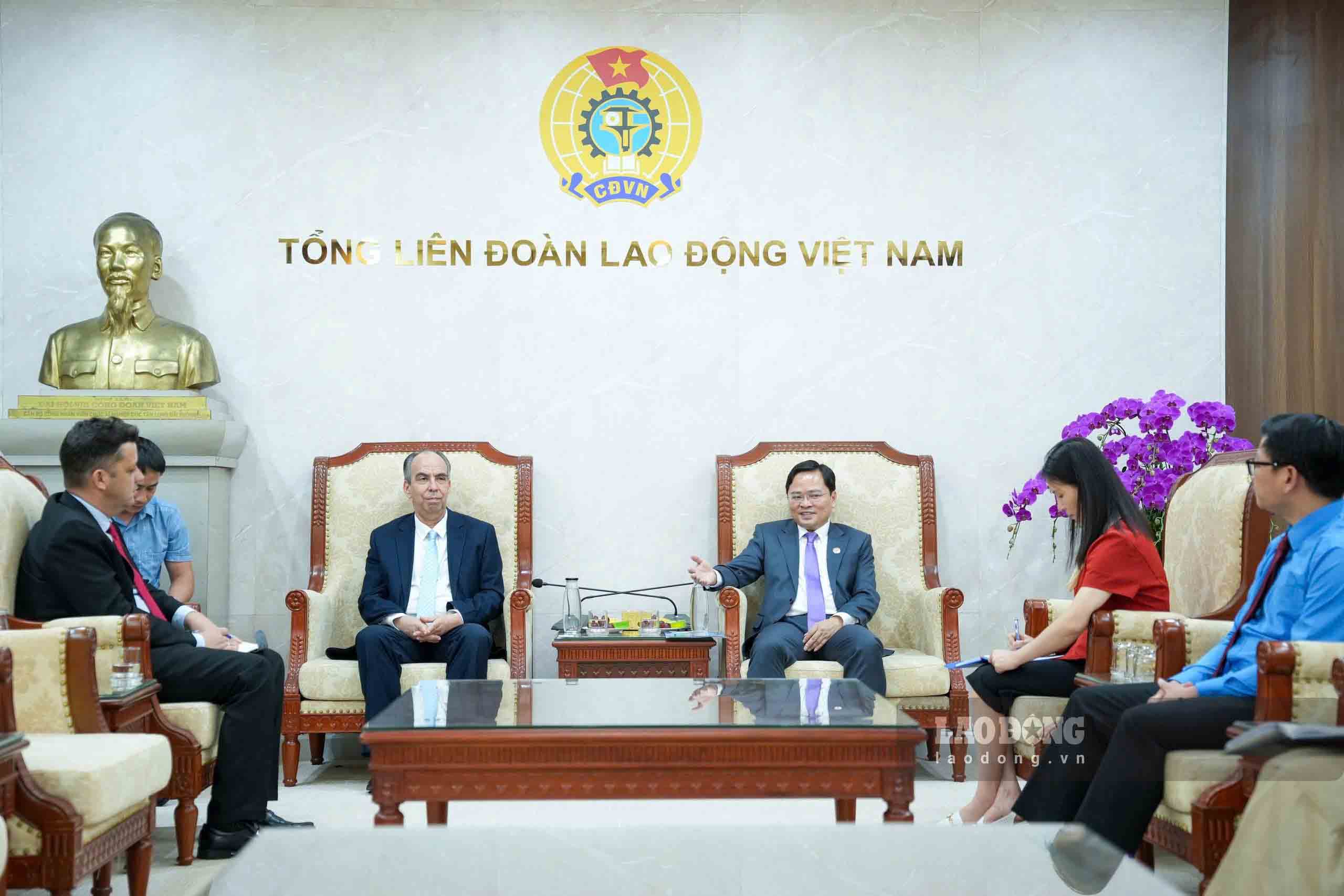 Mr. Nguyen Anh Tuan, Member of the Party Central Committee, President of the VGCL (middle row on the right of the photo) exchanges with the delegation of the Cuban Embassy in Vietnam. Photo: Huu Chanh