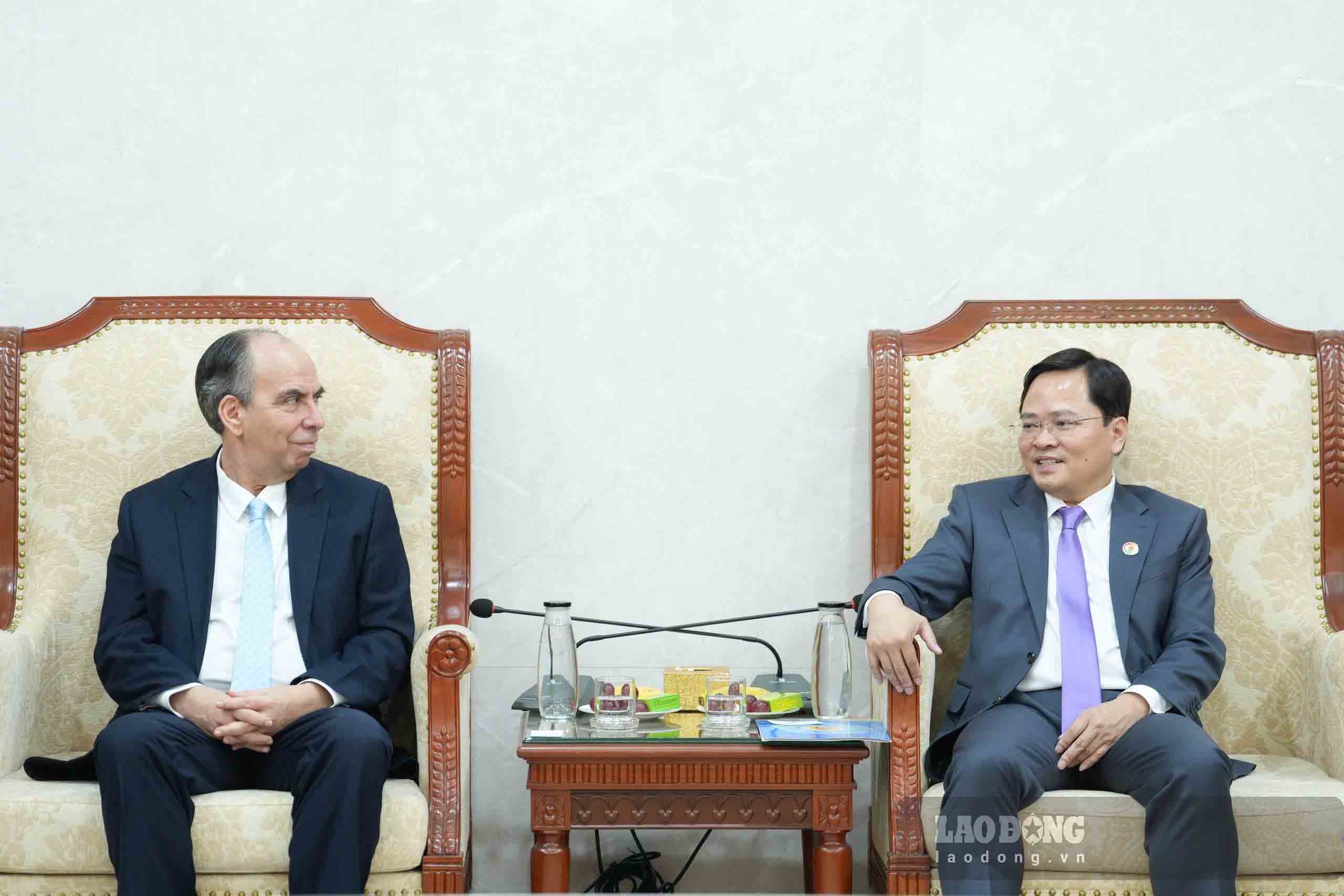 Ông Nguyễn Anh Tuấn, Ủy viên Trung ương Đảng, Chủ tịch Tổng LĐLĐVN trao đổi với ông Rogelio Polanco Fuentes, Đại sứ Cuba tại Việt Nam (bên trái). Ảnh: Hữu Chánh