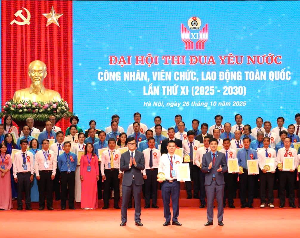 In 2025, Mr. Luong Xuan Huy was honored at the 11th National Patriotic Emulation Congress for workers, civil servants, and laborers. Photo: Provided by the character.