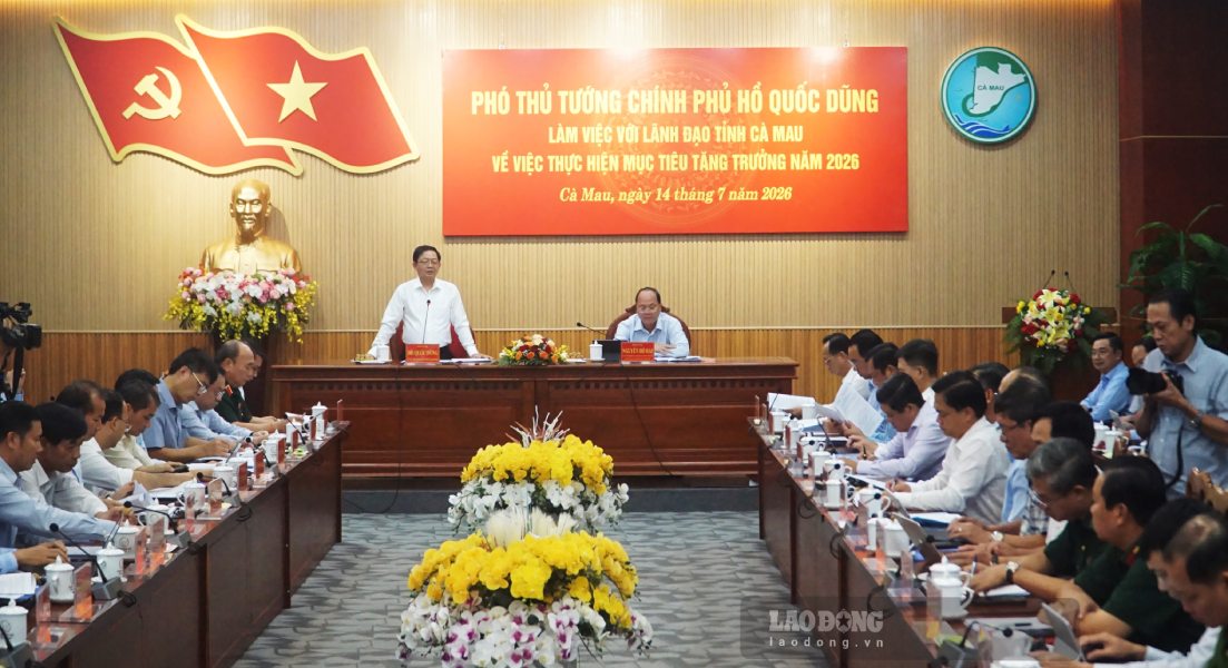 Member of the Party Central Committee, Deputy Prime Minister Ho Quoc Dung works with Ca Mau province on economic growth. Photo: Nhat Ho