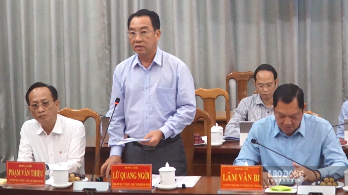 Chủ tịch UBND tỉnh Cà Mau Lữ Quang Ngời báo cáo giải nêu rõ nhiều khó khăn tại Cà Mau, nhất là sạt lở đất, thiếu cát. Ảnh: Nhật Hồ.
