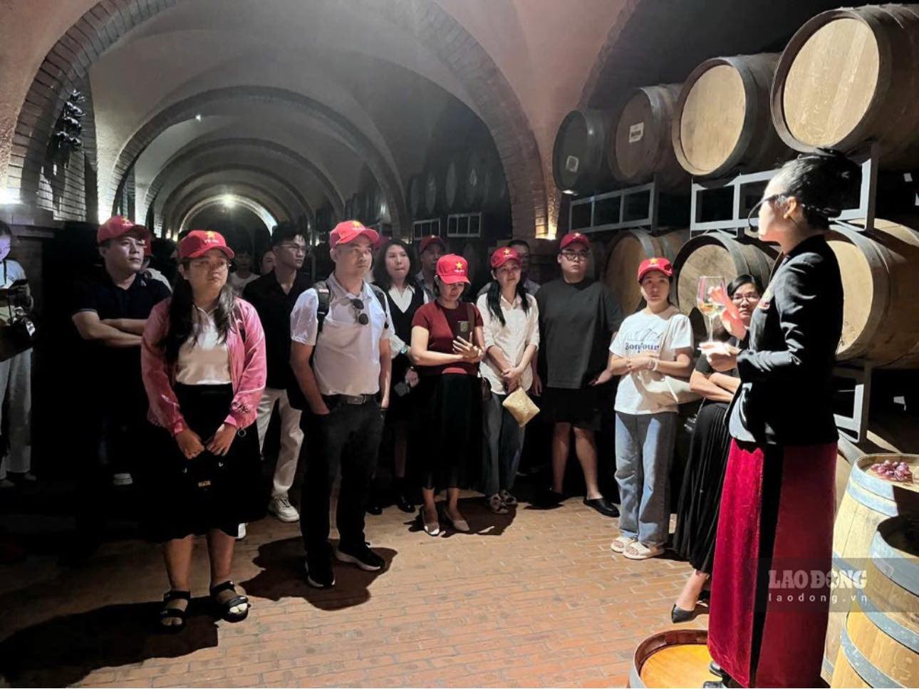 Đoàn famtrip tham quan Lâu đài rượu vang tại Lâm Đồng. Ảnh: Duy Tuấn
