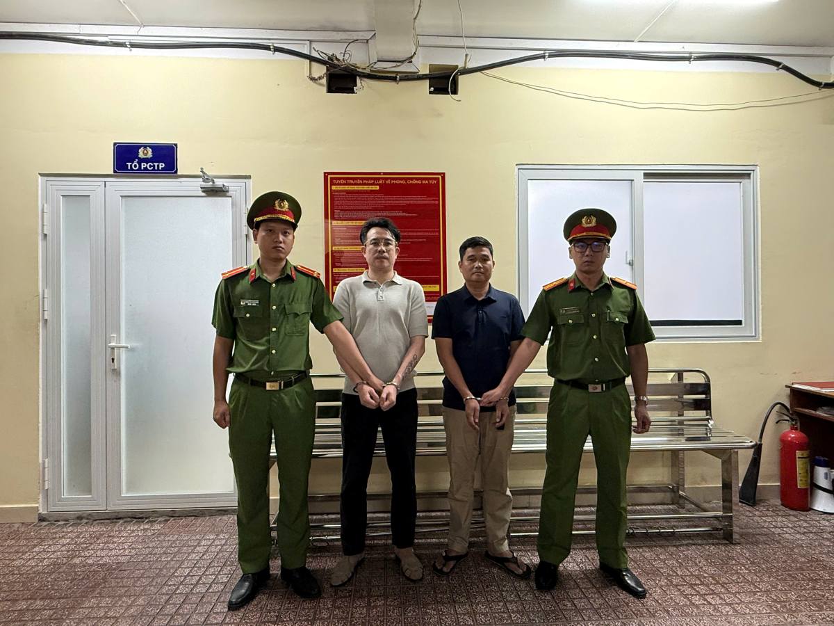  Công an thi hành lệnh bắt giữ khẩn cấp đối với hai tài xế gây rối giữa đường. Ảnh: Công an TPHCM