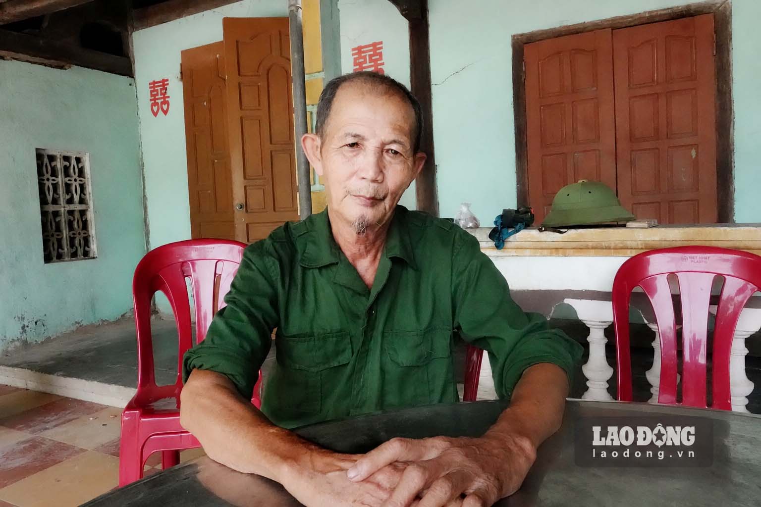 Mr. Nguyen Tien Dung with unforgettable memories of almost losing his life due to bombs and bullets on the battlefield. Photo: Tran Tuan