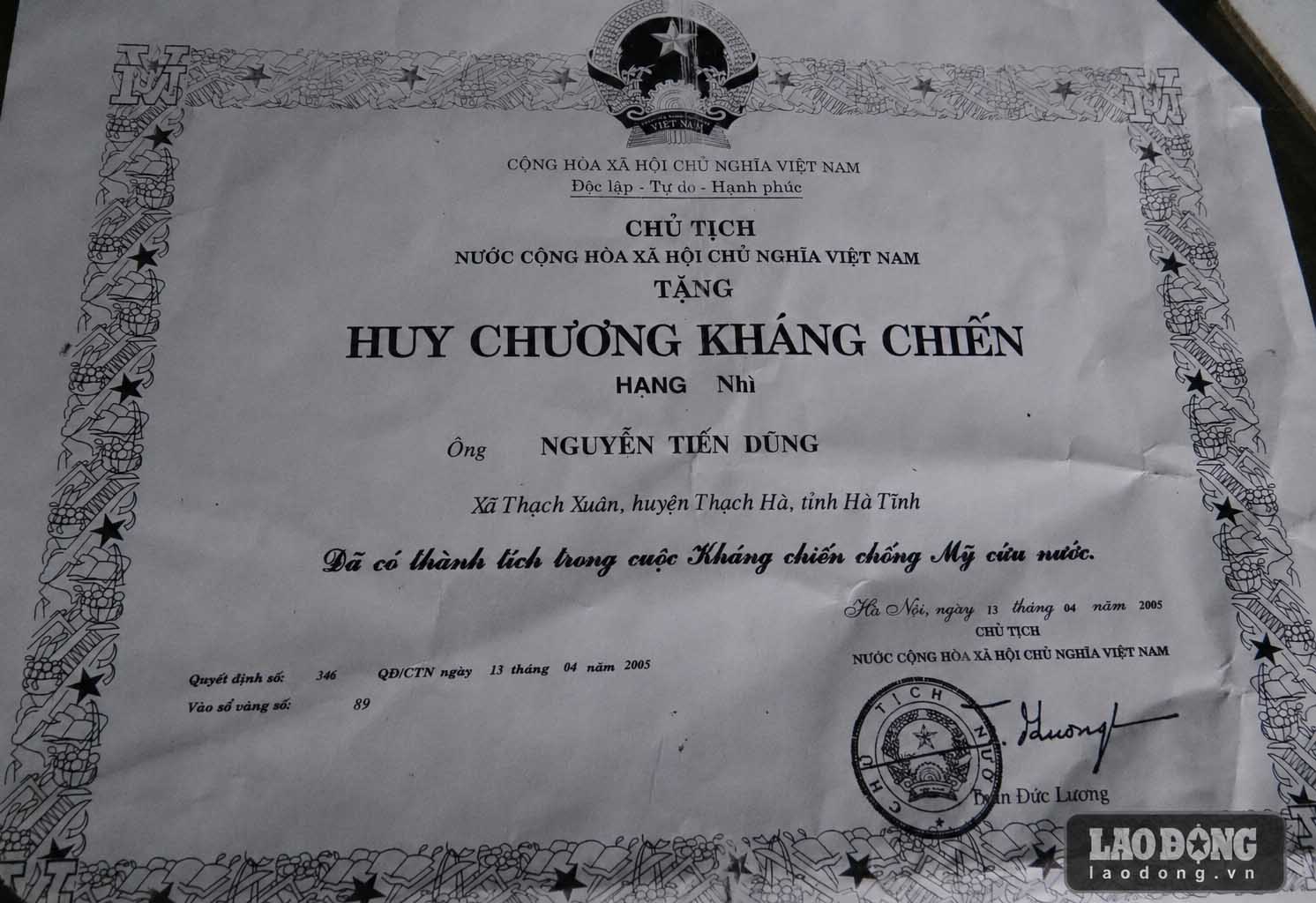 Ông Dũng được tặng Huân chương. Ảnh: Trần Tuấn