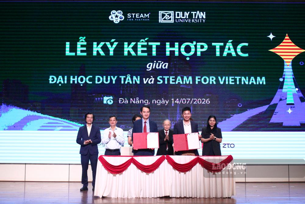 Đại học Duy Tân và STEAM for Vietnam ký kết hợp tác tại chương trình. Ảnh: Thanh Huyền