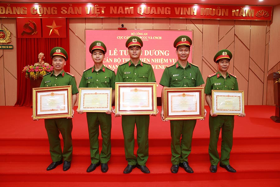 Major General Duong Duc Hai awarded Certificates of Merit from the Prime Minister and Certificates of Merit from the Minister of Public Security to officers and soldiers who excellently completed rescue and relief missions in Venezuela. Photo: Fire and Rescue Police Department