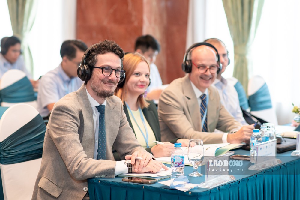 Ông Gilles Angles, Tùy viên Hợp tác Phát triển và Y tế, Đại sứ quán Pháp tại Việt Nam và các chuyên gia của Trường Đào tạo Cao cấp Quản lý y tế và Y tế công cộng của Pháp (EHESP), Hệ thống Bệnh viện Công Paris (AP-HP) tại hội thảo. Ảnh: Trà My