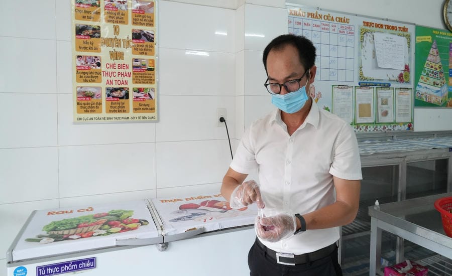 Inter-sectoral inspection team on food safety conducts surprise inspections of some collective kitchens and kitchens of educational institutions in Dong Thap. Photo: Food Safety Department