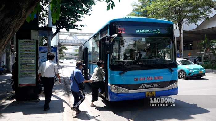 Using citizen ID cards to take buses, elderly people in Hanoi enjoy many benefits