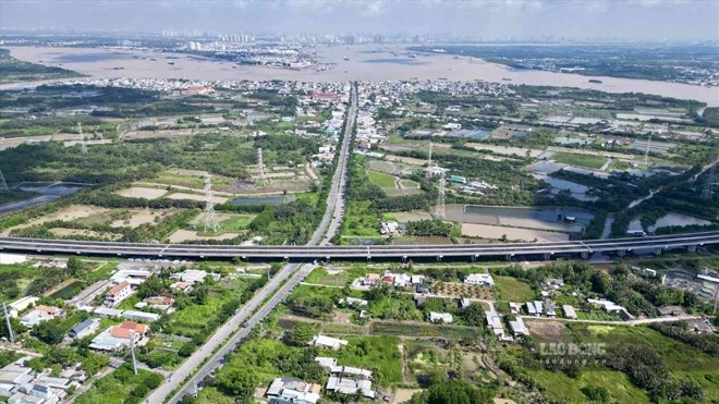 Cao tốc Bến Lức - Long Thành đi qua đường Rừng Sác. Ảnh: Anh Tú