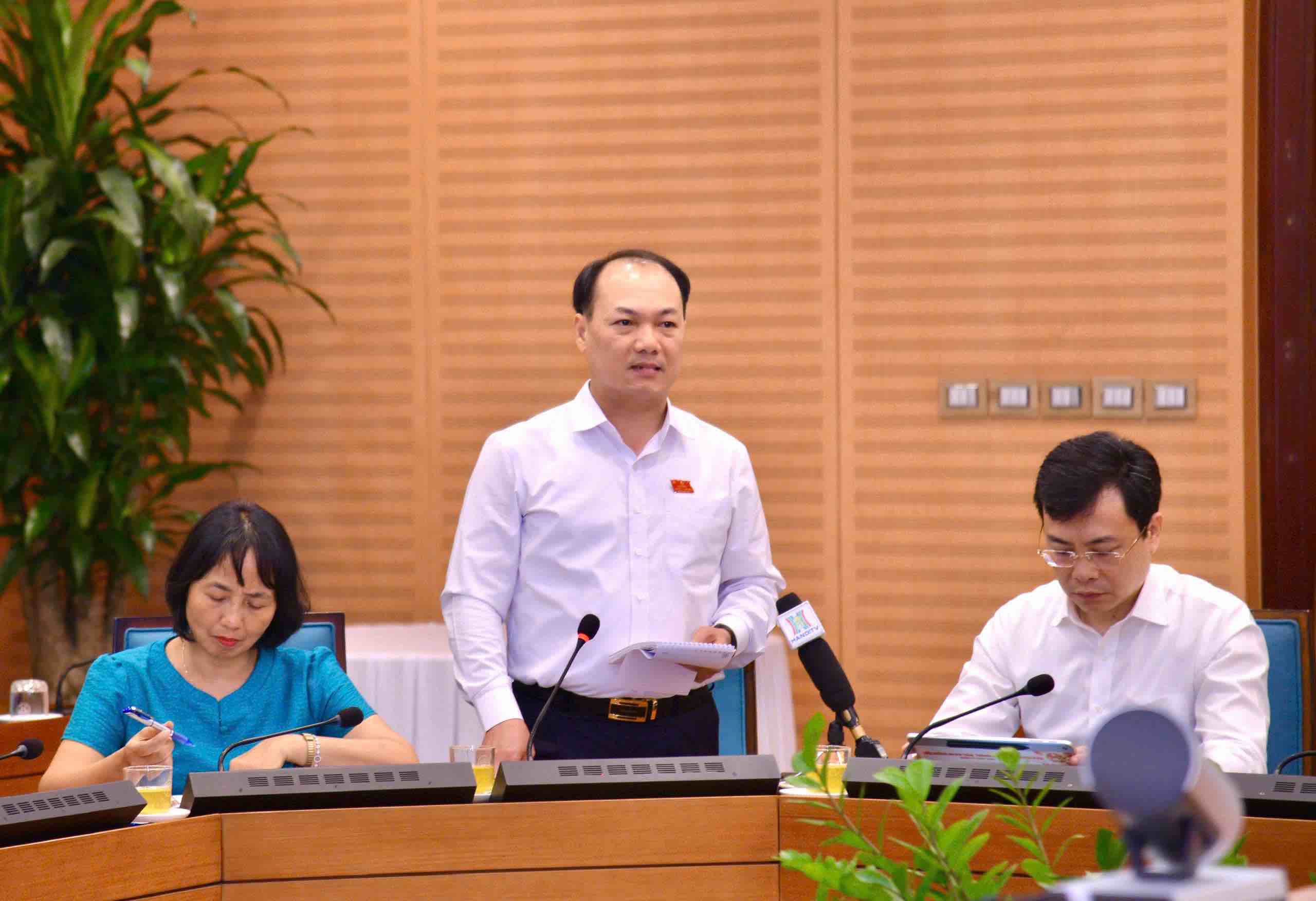 Delegate Nguyen Anh Dung - Secretary of Dong Anh commune speaks at the group discussion session. Photo: Hanoi People's Council