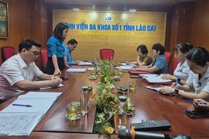 Inspecting the management and use of trade union finances and assets at the Grassroots Trade Union of Lao Cai Provincial General Hospital No. 1. Photo: Au Lau Ward Trade Union