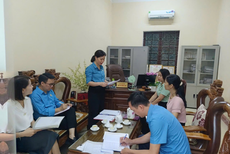Giám sát việc chấp hành Điều lệ Công đoàn Việt Nam tại CĐCS Trung tâm dịch vụ đấu giá tài sản. Ảnh: Công đoàn phường Âu Lâu