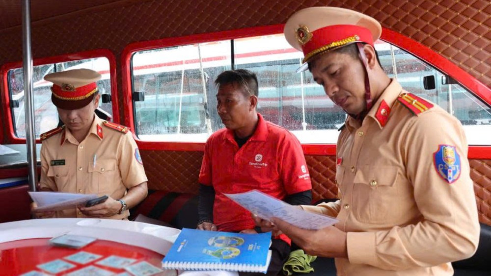 Tổ công tác kiểm tra các điều kiện hoạt động của tàu chở khách du lịch. Ảnh: Hoàng Dung