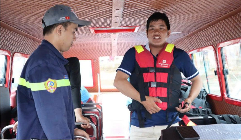 Task force propagating fire prevention and fighting and search and rescue safety to vehicle owners and ship operators transporting tourists in Phu Quoc special zone. Photo: Hoang Dung