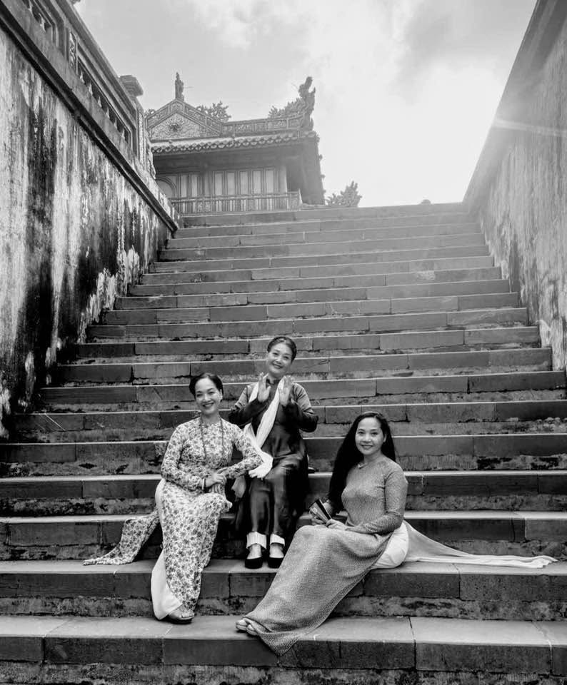 The three sisters Le Van, Le Khanh, and Le Vi all love to wear ao dai. Photo: Character provided