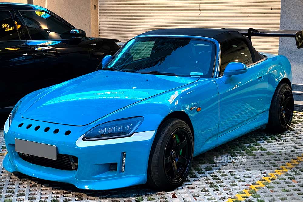 2003년식 혼다 S2000이 호치민시 거리에서 외관 업그레이드 디테일로 등장하여 자동차 애호가 커뮤니티의 관심을 끌었습니다. 사진: 탄 부